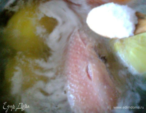 Солим,перчим и варим полчаса.