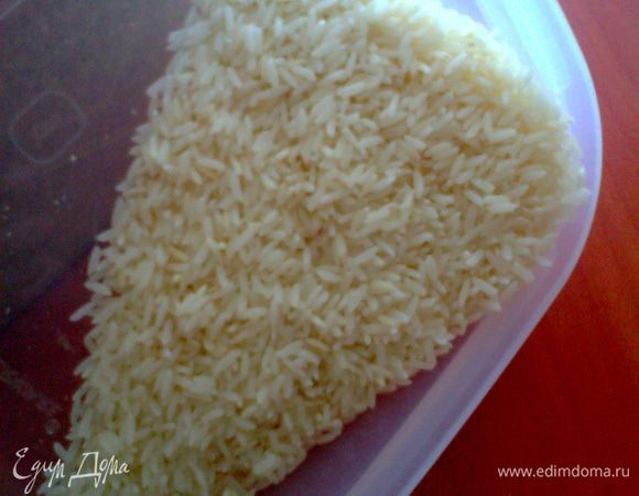 Промываем рис(примерно горсть)