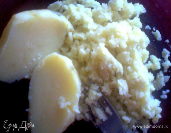 Пока рис варится,разминаем вилкой картофель(я часто в любой суп разминаю картофелину-так вкуснее)