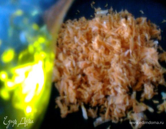 Сырую тёртую морковь слегка обжариваем на оливковом масле(для цвета).