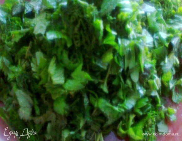 В самом конце добавляем крапиву и провариваем минуты 2-3(если молоденькие листики,то и минуты достаточно прокипеть!Снять с огня и желательно постоять под крышкой.