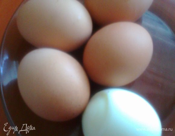 Отвариваем яйца из рассчёта одно яйцо на порцию.