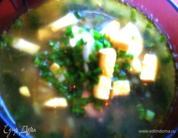 Крошим на яйцерезке прямо в тарелку или бульонную кружку,как у меня.