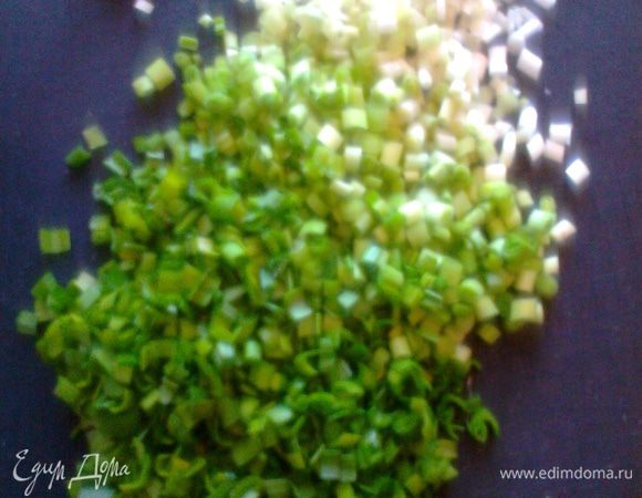 Молодой чеснок мелко режем и тоже посыпаем сверху.