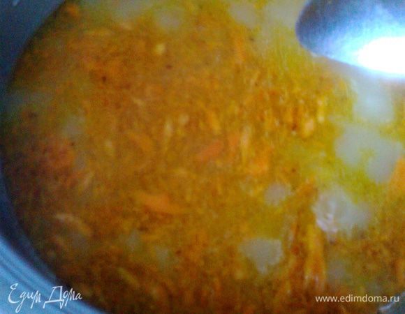 Вот так суп сразу становится красивого цвета!