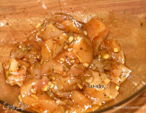 Хорошенько перемешиваем вместе с кусочками куриного филе. Затягиваем пленкой, оставляем на 30 минут - промариноваться.