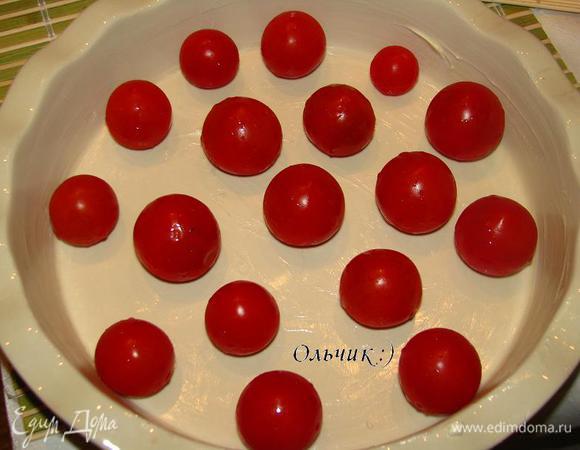 Помидорки-черри моем, обсушиваем, выкладываем в жароупорную форму, смазанную сливочным маслом.