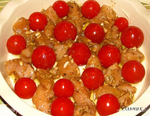 Выкладываем куриное филе. Взбрызгиваем оливковым маслом.