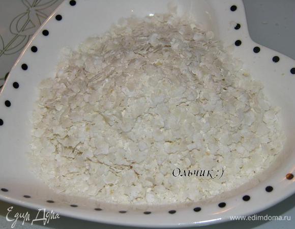 Рисовые хлопья добавляем в творожную массу.