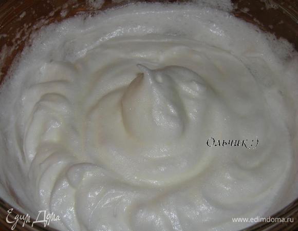 Белки взбиваем в крутую пену.