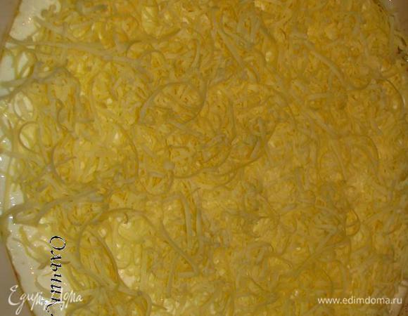 Выливаем пудинг на курицу с помидорками. Присыпаем тертым сыром. Отправляем в духовку еще на 20 минут!