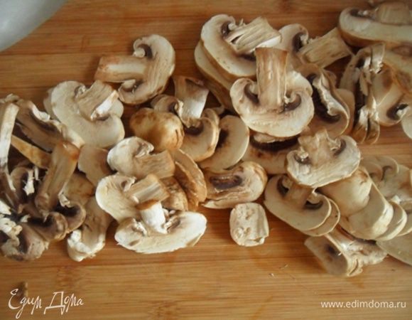 Шампиньоны нарезать тонкими ломтиками и обжарить на сухой сковороде. Посолить,поперчить.