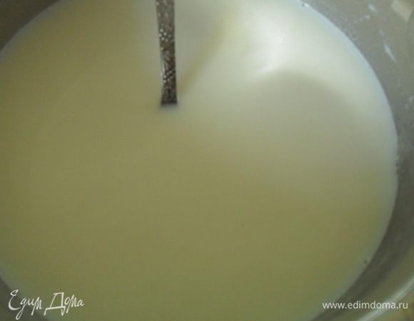 Добавить муку. Когда мука приобретёт золотистый оттенок, влить холодное молоко. Посолить,поперчить.