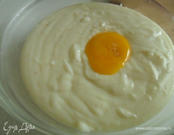 Варить соус  минут 10, постоянно помешивая, снять с огня, добавить яичный желток