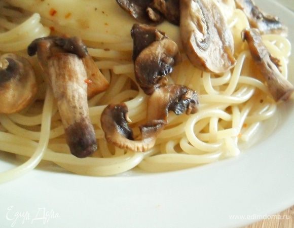 Отварить спагетти, выложить на тарелку, сбрызнуть оливковым маслом, выложить в середину соус и добавить грибы. Присыпать смесью итальянских трав.

Приятного аппетита!)