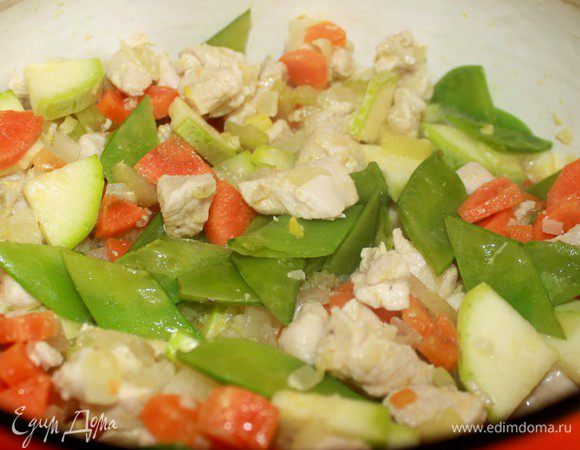 Овощи нарезать кубиками,курицу-на небольшие кусочки.В глубоком сотейнике или толстостенной кастрюле обжарить измельчённые лук и чеснок,добавить кусочки курицы и обжаривать около 5-7 минут,помешивая.Добавить морковь и сельдерей,тушить минуты 3.Затем положить в кастрюлю кабачки и горошек и залить горячим куриным бульоном(можно заменить водой).Посолить,поперчить и варить до готовности моркови.