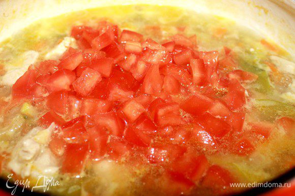 Донышки помидоров надрезать крест накрест,уложить в миску и залить полностью кипящей водой.Через 3-5 минут помидоры удалить из воды,очистить от кожицы и семян.Нарезать кубиком и за 5 минут до готовности добавить в суп.
