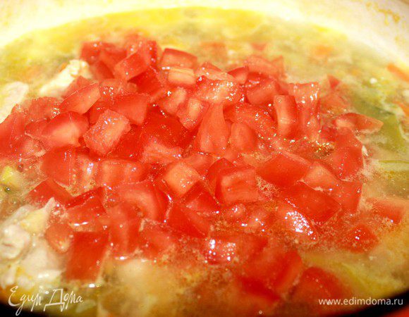 Донышки помидоров надрезать крест накрест,уложить в миску и залить полностью кипящей водой.Через 3-5 минут помидоры удалить из воды,очистить от кожицы и семян.Нарезать кубиком и за 5 минут до готовности добавить в суп.