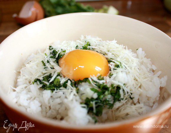 Отваренный и остуженный рис смешать с яйцом,пармезаном и кинзой.Переложить смесь в блендер и измельчить.