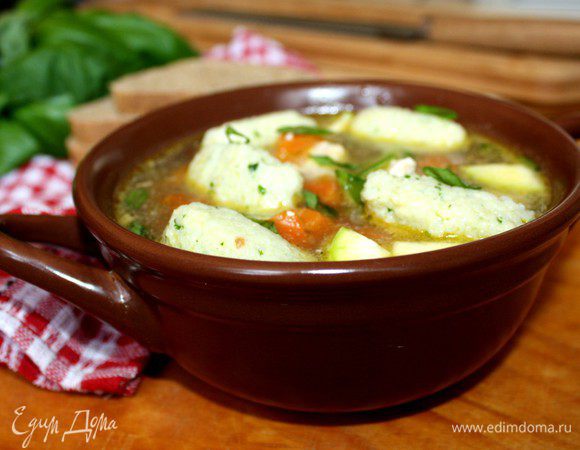 Готовые клёцки переложить в горячий суп.Подавать,посыпав ароматной зеленью.Приятного аппетита!