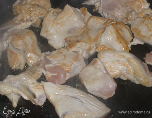 В большой сковороде разогреть оливковое масло и обжарить в нем грудки, порезанные на крупные кусочки с обеих сторон до подрумянивания. 