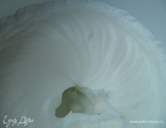 Белки взбить до устойчивых пиков, добавить оставшийся сахар(20г) и еще раз взбить.