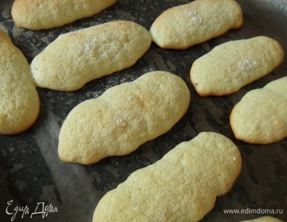Переложить массу в пакет, отрезать уголок и на противень,смазанный маслом,отсадить небольшие полосочки длиной 10-12 см,сверху присыпать сахарной пудрой. Выпекать при 220градусах около 8 минут.