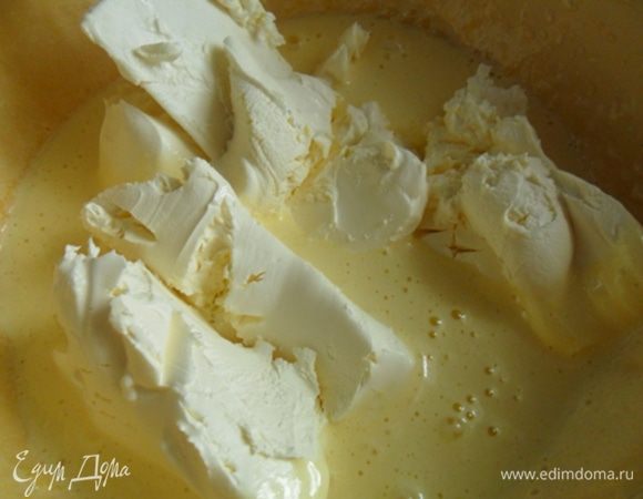 Крем:
1) Оделить белки от желтков. Желтки растереть с сахаром,добавить маскарпоне и взбить на медленной скорости 1 минуту.