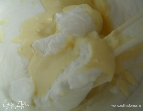 Белки взбить до мягких пиков, ввести сырную смесь и хорошо перемешать лопаткой.