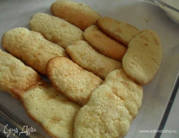 В  300 мл теплой воды растворить 4 ч л кофе, добавить туда Бэйлиз. Затем берем наше печенье, обмакиваем его туда стороной где нет сахарной пудры очень быстро,иначе оно размякнет, и укладываем плотно на дно формы.