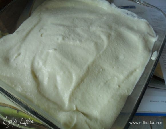 Сверху выкладываем половину крема.