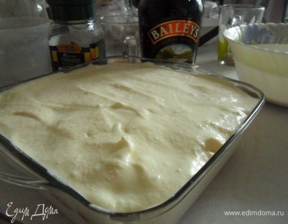 Повторяем процедуру с печеньем и выкладываем остальной крем. Убираем минимум на 5 часов,а лучше на ночь в холодильник.
