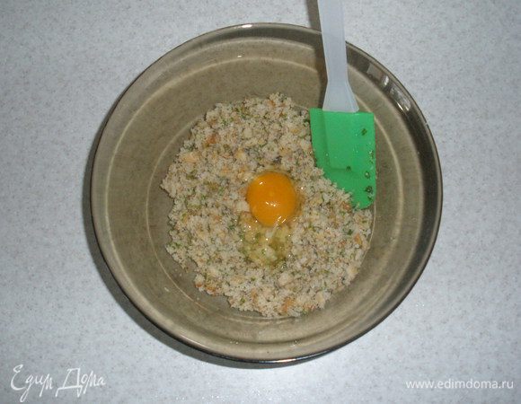 Сначала в блендере перемешать хлеб потом добавить кедровые орешки, сало и зелень. Фарш пересыпать в миску добавить сок лимона, яйцо и молотый перец, все тщательно перемешать.