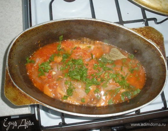 В кастрюлю налить оливкого масла и обжарить морковь, лук , болгарский перец и чеснок. Пока все обжаривается консервирование помидоры нужно перетереть через сито,когда все почти готово нужно добавить очищенный и порезанные помидор, сок с консервированих помидоров, посолить поперчить и все протушить минут пять. В соус положить рулетики, зелень и лавровый лист. Все тушить до готовности.