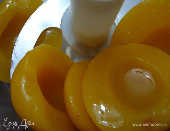 Персики вместе с соком пюрировать погружным блендером.