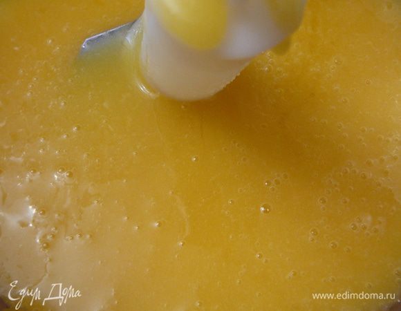 Взбивать до полного растворения сахара.