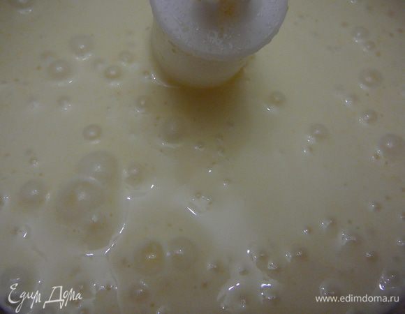 Взбивать в течении 3-4 минут.Перелить в контейнер для заморозки и поставить в холодильник.