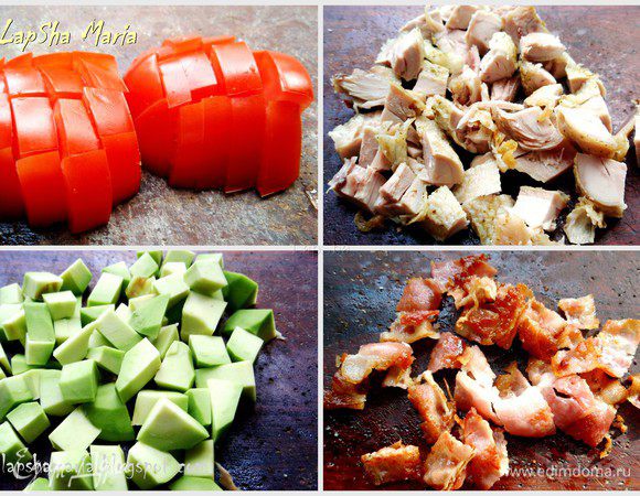 Первым делом необходимо обжарить бекон  до хрустящего состояния на сухой сковороде. А тем временем помидоры, курицу и авокадо нарежем на кубики. Курицу можно взять любую, филе, ножки, бедра. Любая часть и способ её приготовления (отварная, запеченная, жаренная). Авокадо должно быть мягким, помидор крепким.