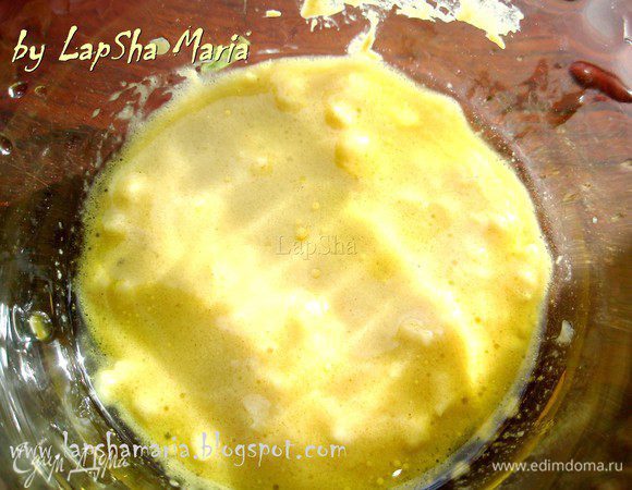 Приготовим заправку, для этого в миску выдавим чеснок прессом. Добавим горчицу и уксус, помешивая тонкой струйкой введем оливковое масло. Посолить и поперчить по вкусу.