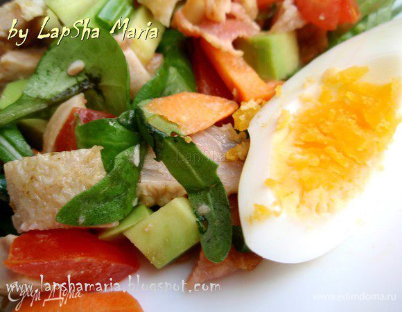 В миске смешаем все нарезанные ингредиенты(кроме яйц), мелко рубленный зеленый лук и листья рукколы и маше. Травы можно заменить на любые другие, которые у вас есть в наличии или которые вы больше любите. Заправим соусом, аккуратно перемешаем руками или двумя ложками и выложим сверху яйца. Приятного аппетита! 
