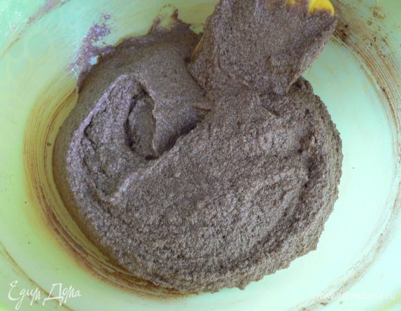 К маслянно-сахарной смеси добавить мучную смесь ,кефир и какао, взбить. 