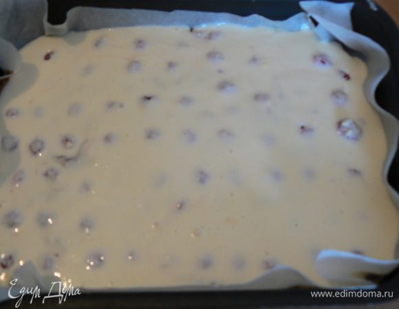 Для верхнего слоя перемешать все продукты. Хорошо взбить венчиком и вылить на тесто в форме. 