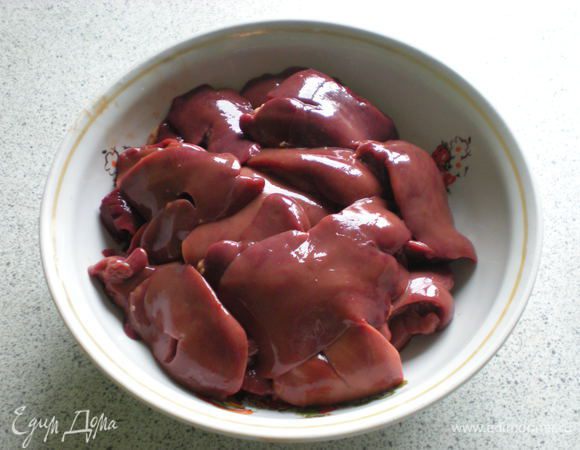 Печенку нарезать средними кусочками, удалив пленки и желчные протоки.  