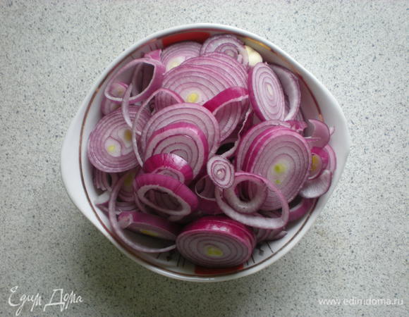 Красный лук очистить и нарезать тонкими кольцами.