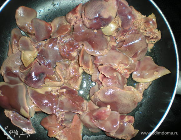 Нагреть 3 столовые ложки растительного масла и обжарить печенку на среднем огне. 	