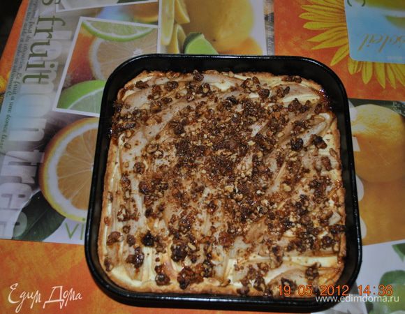 Поставить тарт в разогретую до 180 градусов духовку на 15 минут, когда бортики станут золотистыми и начнут подрумяниваться груши, достать тарт, выложить сверху порубленный крокант и поставить в духовку еще на 10-12 минут.