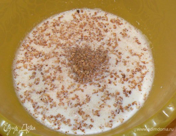 Молоко подогреть до 40-50 градусов. Залить им гречневые хлопья. Дать постоять 5 мин.