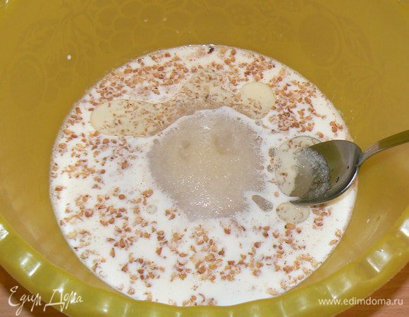 Добавить сахар, соль, дрожжи, яйцо.Дать дрожжам активироваться.