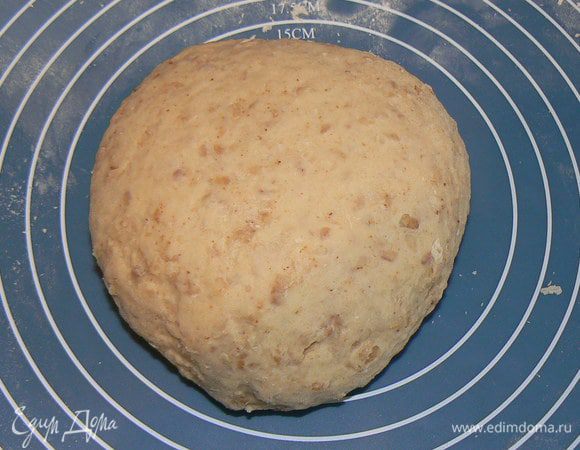 Вымесить тесто. Дать подняться в тепле примерно 1 час.