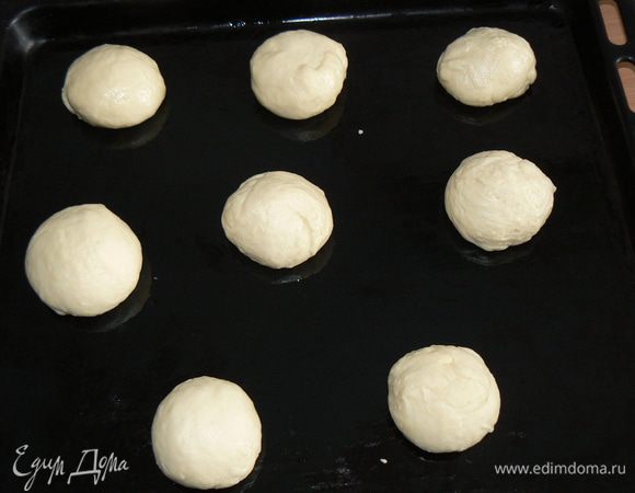  Сформировать булочки. Положить их на противень и дать снова постоять.Я сделала их в формочках для кексов.